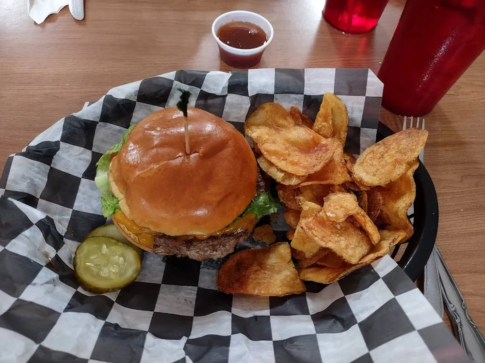 Cheeseburger with House Chips